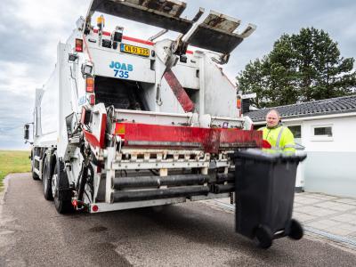 Affaldsbeholder bliver tømt på en villavej
