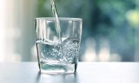 Drikkevand bliver hældt op i vandglas
