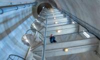 Trapperne inde i Køge Vandtårn set i frøperspektiv